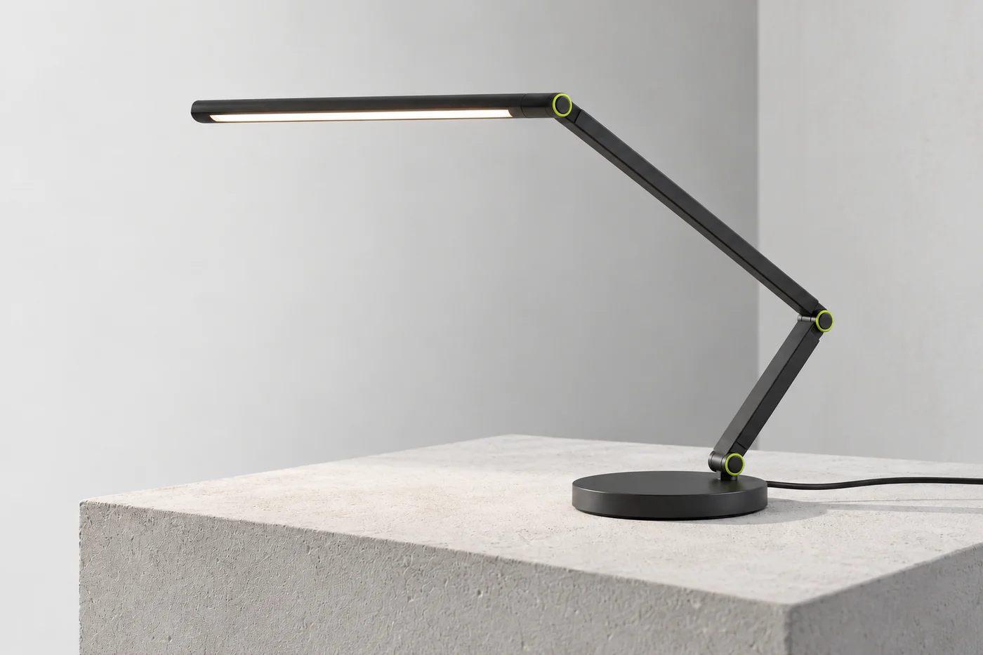 Lampe articulée FORM conceptuelle sur un socle clair / Graphite